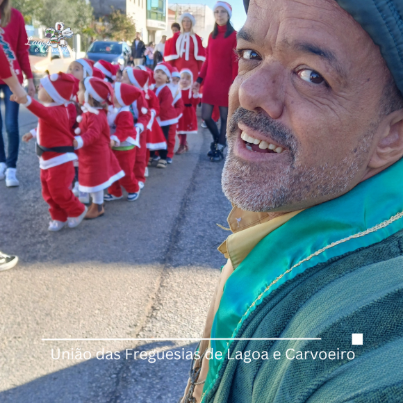 Mar de Vermelho e Branco pelas Ruas de Lagoa em desfile de crianças Mar de Vermelho e Branco pelas Ruas de Lagoa em desfile de crianças