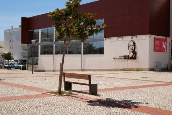 UFLC substitui bancos de jardim no largo exterior do Audit&oacute;rio Carlos do Carmo